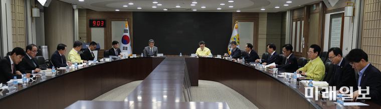 김영록 전라남도지사가 14일 오전 도청 서재필실에서 2021년 국고건의사업 선정을 위한 지역현안 신규사업 발굴 보고회를 주재하고 있다. / 사진=전남도 제공