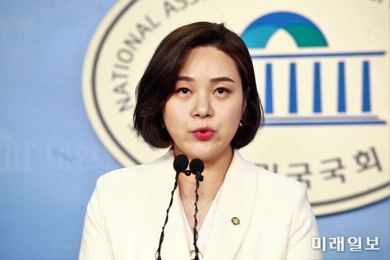 정은혜 더불어민주당 의원이 18일 오후 서울 여의도 국회 정론관에서 기자회견을 통해 미래통합당(구 자유한국당) 부천 당협위원회의 사전투표소 감축 주장과 이를 수용한 부천시선거관리위원회의 결정 철회를 촉구하고 있다./사진=장건섭 기자
