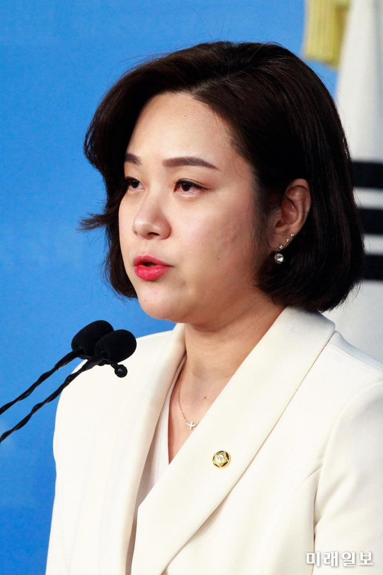 정은혜 더불어민주당 의원이 18일 오후 서울 여의도 국회 정론관에서 기자회견을 통해 미래통합당(구 자유한국당) 부천 당협위원회의 사전투표소 감축 주장과 이를 수용한 부천시선거관리위원회의 결정 철회를 촉구하고 있다./사진=장건섭 기자