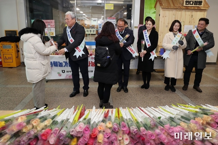 18일 정일기 광주원예농업협동조합 조합장이 구청 1층 로비에서 꽃 나눔 행사를 갖고, 출근하는 공직자 등에게 장미 1,000송이를 나눠줬다. / 사진=광산구 제공