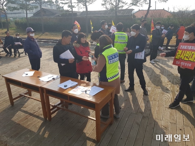 전남 무안경찰이 지난 21일 무안군 일로읍 재래시장 공원에서 지역주민 현장집회에서 방역활동과 함께 캠페인을 전개했다. / 사진=전남경찰 제공