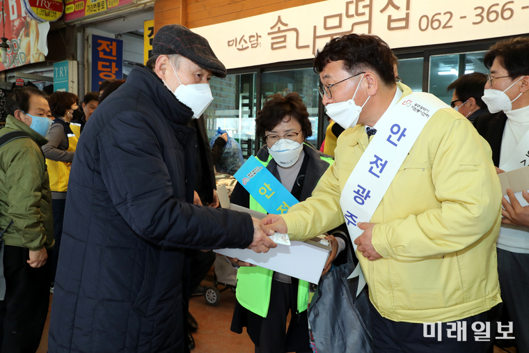 김종효 광주광역시 행정부시장은 24일 오후 양동시장에서 자원봉사자들과 함께 시민들에게 코로나19 확산방지 및 예방을 위한 손세정제를 나눠주고 있다./사진=광주시 제공
