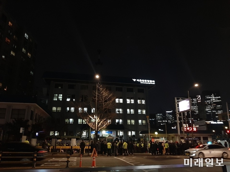 24일 문재인 하야 범국민투쟁본부(범투본) 회원들이 서울 종로구 종로경찰서 앞에서 전광훈 목시의 영장실질심사 결과를 기다리고 있다./사진=홍재현 기자