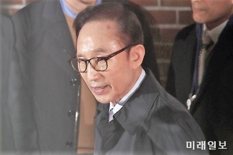 110억원대 뇌물 수수와 340억원대 비자금 조성 등 혐의로 구속영장이 발부된 이명박 전 대통령이 지난 2018년 3월 23일 새벽 서울동부구치소로 가기위해 서울 강남구 논현동 자택에서 나오고 있다./사진=장건섭 기자