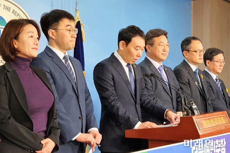 김용민(왼쪽 세 번째), 김남국(왼쪽 두 번째) 변호사가 7일 오전 서울 여의도 국회 정론관에서 더불어민주당 입당 기자회견을 갖고 있다. 이날 입당식을 갖은 김용민 변호사는 지난해 9월 발족한 제2기 법무·검찰 개혁위원회 위원을 맡아 법무·검찰 개혁방안을 마련해 권고하는 활동을 했으며 김남국 변호사는 조국 전 법무부 장관 지지자들이 이른바 '조국 사태' 당시 검찰·언론의 모습을 기록하겠다며 추진 중인 '조국 백서'의 필자로 참여하고 있다./사진=장건섭 기자