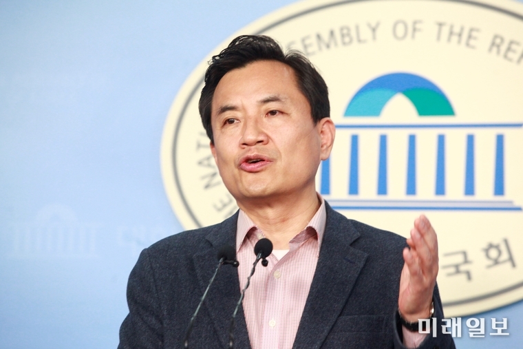 김진태 미래통합당 의원이 27일 오전 서울 여의도 국회 정론관에서 선거구 획정 관련 기자회견을 하고 있다./사진=장건섭 기자