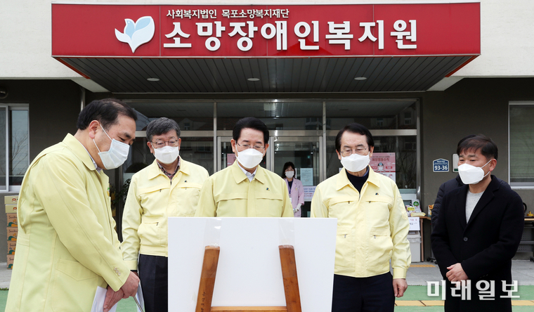 김영록 전라남도지사가 1일 오후 목포시 소망장애인복지원에 방문하여 코로나바이러스감염증-19 대응상황 및 시설운영에 대한 애로사항을 듣고 있다. / 사진=전남도 제공