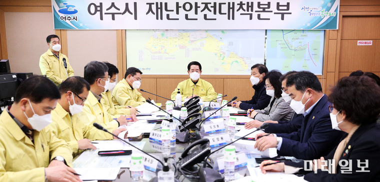 김영록 전라남도지사가 29일 오후 여수시 재난안전대책본부를 방문, 권오봉 여수시장으로부터 ‘코로나19’ 대응상황에 대해 설명을 듣고 있다. / 사진=전남도 제공