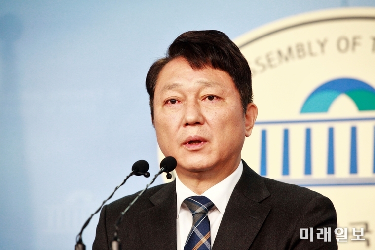 최재성 더불어민주당 의원이 2일 오전 서울 여의도 국회 정론관에서 비례정당 관련 기자회견을 하고 있다. 이날 최 의원은 민주당은 비례정당을 만들지 말고 국민들은 미래한국당을 찍지 말아달라"고 밝혔다./사진=장건섭 기자