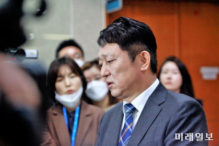 최재성 더불어민주당 의원이 2일 오전 서울 여의도 국회 정론관에서 비례정당 관련 기자회견을 마치고 취재진의 질문을 받고 있다. 이날 최 의원은 민주당은 비례정당을 만들지 말고 국민들은 미래한국당을 찍지 말아달라"고 밝혔다./사진=장건섭 기자