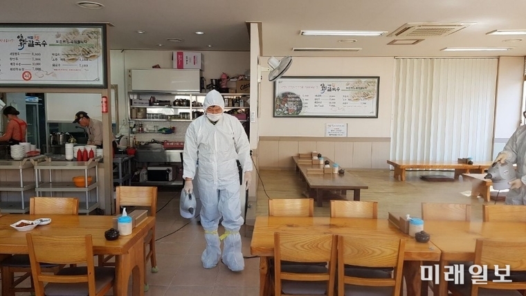 광주 동구가 코로나19 확산을 방지하고 지역상권 활성화를 위해 한국외식업중앙회 광주광역시동구지회와 합동으로 방역소독을 실시했다. / 사진=동구 제공
