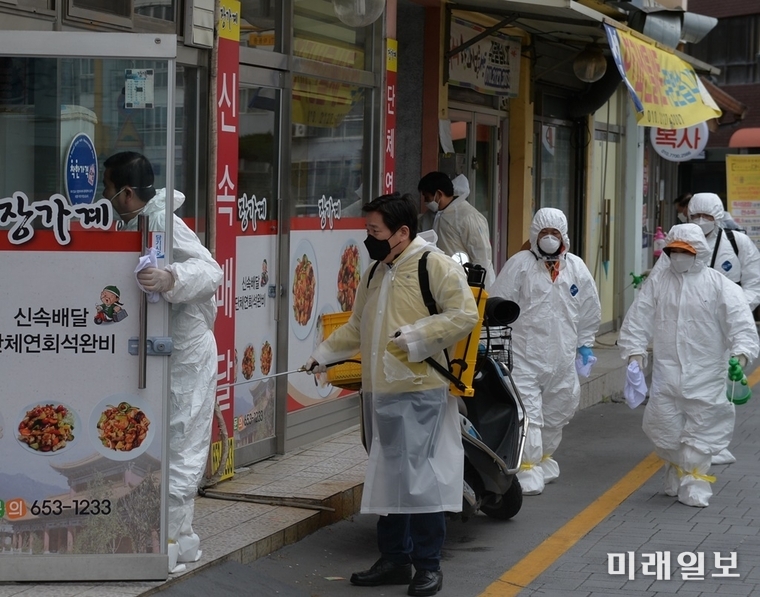 김병내 광주남구청장이 코로나바이러스 감염병 예방을 위한 방역작업을 하고 있다. / 사진=남구 제공