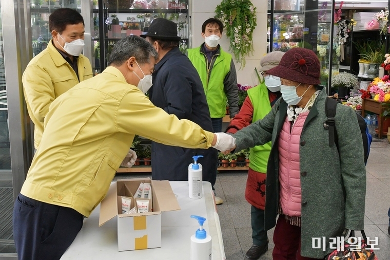 서대석 광주서구청장이 광주광천터미널에서 손소독제를 배부하고 있다. / 사진=서구 제공