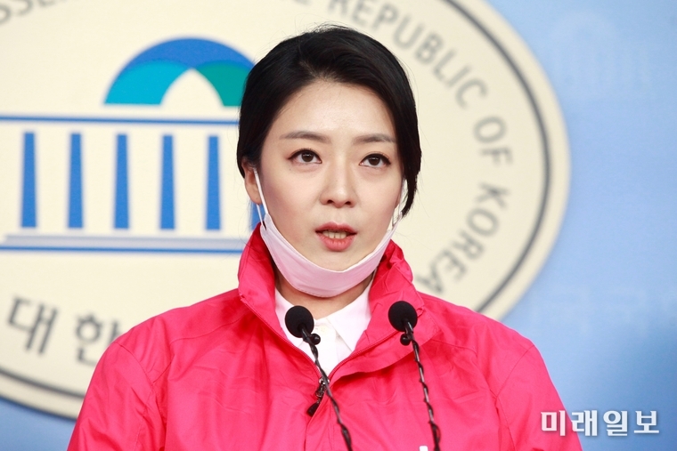 미래통합당 송파을 예비후보인 배현진 국민과 함께하는 2020 희망공약 개발단 위원이 4일 오전 서울 여의도 국회 정론관에서 미세먼지 대책 공약을 발표하고 있다./사진=장건섭 기자