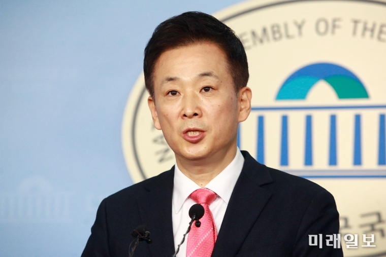 박근혜 전 대통령 변호인인 유영하 변호사가 4일 오후 국회 정론관에서 박 전 대통령의 자필 편지를 공개한 뒤 인사하고 있다./사진=장건섭 기자