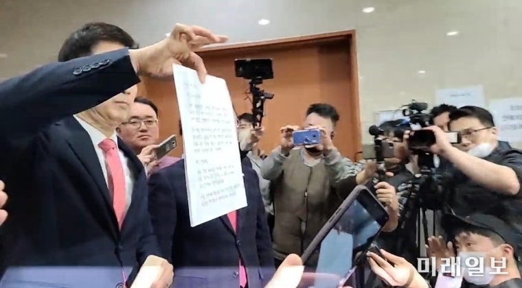 박근혜 전 대통령 변호인인 유영하 변호사가 4일 오후 서울 여의도 국회 정론관 앞에서 박 전 대통령의 자필 편지를 공개하고 있다./사진=장건섭 기자