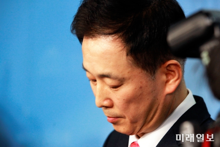 박근혜 전 대통령 변호인인 유영하 변호사가 4일 오후 서울 여의도 국회 정론관에서 박근혜 전 대통령의 메시지를 발표하고 있다./사진=장건섭 기자