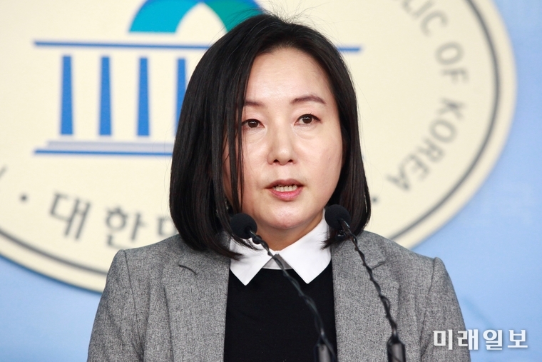 제윤경 더불어민주당 선대위 대변인이 4일 오후 서울 여의도 국회 정론관에서 박근혜 전 대통령의 옥중 서한과 관련 브리핑을 하고 있다./사진=장건섭 기자