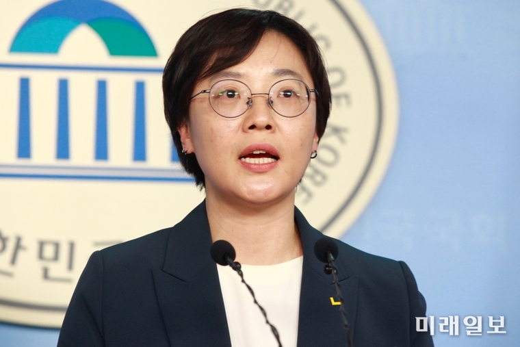 오현주 정의당 대변인이 4일 오후 서울 여의도 국회 정론관에서 박근혜 전 대통령의 옥중 서한과 관련 브리핑을 하고 있다./사진=장건섭 기자