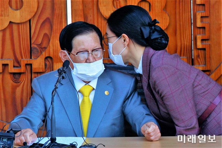 지난 2일 경기도 가평군 신천지예수교 증거장막성전(신천지) 연수원 '평화의궁전'에서 이만희 총회장이 기자회견을 열고 있다./사진=장건섭 기자
