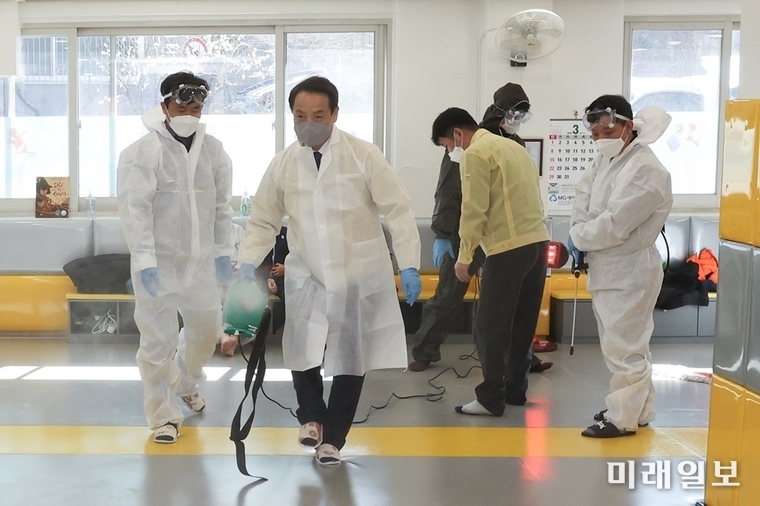 임택 광주 동구청장이 관내 사회적기업 (주)건화기업과 동구자원봉사센터와 협력해 코로나19 확산방지를 위해 관내 체육시설 방역을 실시하고 있다. / 사진=동구 제공