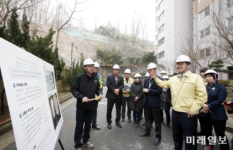 문인 광주 북구청장이 해빙기 재난 취약시설 안전관리 강화를 위해 안전점검을 실시하고 있다. / 사진=북구 제공