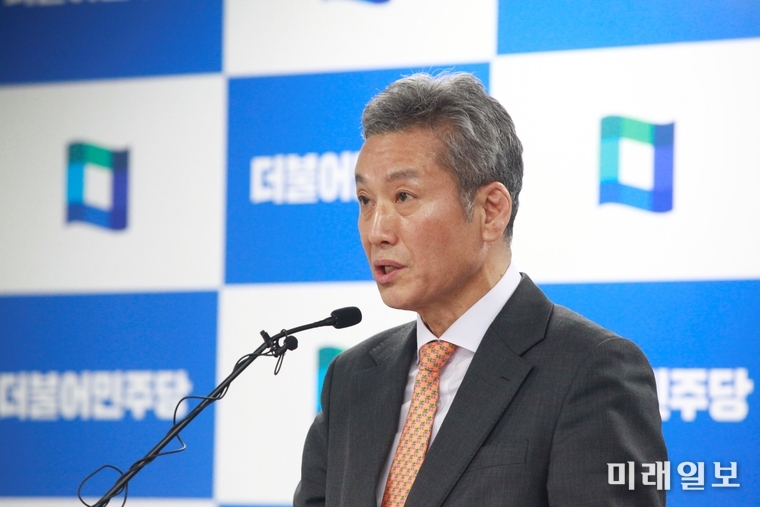 박혁 더불어민주당 중앙당선거관리위원회 부위원장이 5일 오후 서울 여의도 당사에서 국회의원 후보 5차 경선 발표를 하고 있다./사진=장건섭 기자
