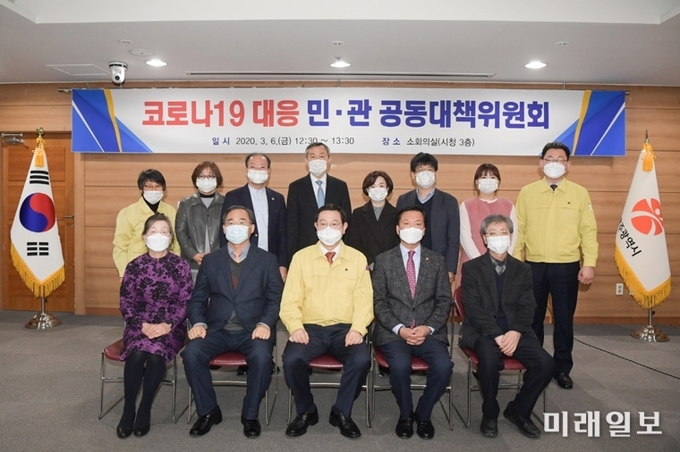 이용섭 광주광역시장이 6일 오후 시청 3층 소회의실에서 열린 코로나19 대응 지역사회 감염 확산 방지를 위한 ‘코로나19 대응 민·관 공동대책위원회’ 회의에 참석해 코로나19 대응 전략 등을 논의한 후 기념촬영을 하고 있다. 앞줄 왼쪽부터 김숙정 의료기관 지원위원, 이삼용·이용섭·양동호 공동위원장, 최진수 민간전문 지원단장. 뒷줄 왼쪽부터 박향 광주시 자치행정국장, 류소연 역학전문 지원팀장, 박유환 의료기관 지원팀장, 이신석 역학위원, 정숙인 역학위원, 윤나라 역학위원, 신민호 역학위원, 이평형 광주시 복지건강국장./사진=광주시 제공