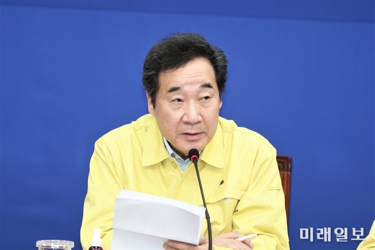 이낙연 더불어민주당 코로나19 국난대책극복위원장이 9일 오전 서울 영등포구 여의도 국회에서 열린 코로나19 국난극복위원회의에서 모두발언하고 있다./사진=김정현 기자
