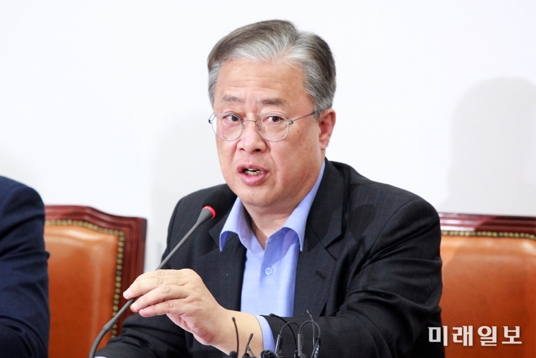 민생당 유성엽 공동대표가 11일 오전 서울 여의도 국회에서 열린 최고위원회의에서 발언하고 있다./사진=장건섭 기자