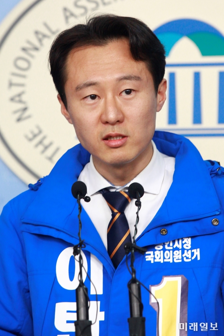 더불어민주당 인재영입 10호인 이탄희 전 판사가 12일 오전 서울 여의도 국회 정론관에서 기자회견을 열고 제21대 총선 경기도 용인시정에 출마선언을 하고 있다./사진=장건섭 기자