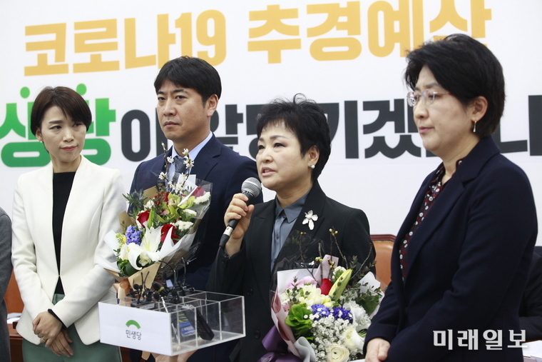 11일 오전 서울 여의도 국회에서 열린 민생당 인재영입 환영식에서 추민아 남부대학교 교수가 인사말을 하고 있다. 인쪽부터 김정화 민생당 공동대표, 노승일 대한청소년체육회 이사장, 추민아 교수, 박주현 민생당 공동대표./사진=장건섭 기자