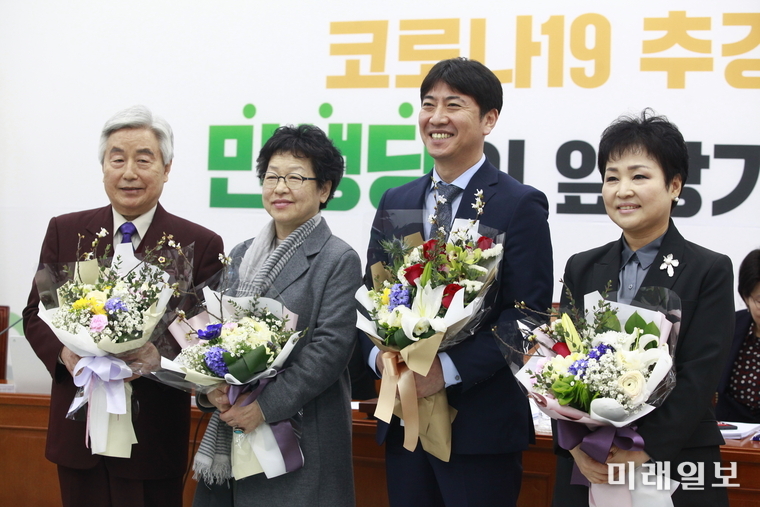 11일 오전 서울 여의도 국회에서 열린 민생당 인재영입 환영식에서 영입인사들이 기념촬영을 하고 있다. 왼쪽부터 김기옥 국가원로회의 위원, 박순옥 여주대학교 교수, 노승일 대한청소년체육회 이사장, 추민아 남부대학교 교수./사진=장건섭 기자