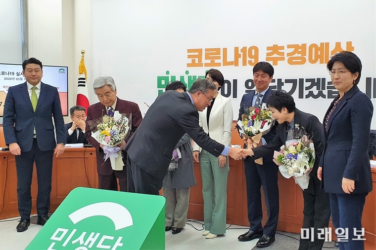 11일 오전 서울 여의도 국회에서 열린 민생당 인재영입 환영식에서 추민아 남부대학교 교수 등 영입인사들이 유성엽 민생당 공동대표와 악수를 하고 있다./사진=장건섭 기자