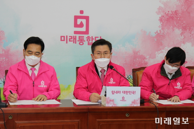 황교안 미래통합당 대표(가운데)가 16일 오전 서울 영등포구 여의도 국회에서 열린 최고위원회의에서 발언하고 있다./사진=김정현 기자