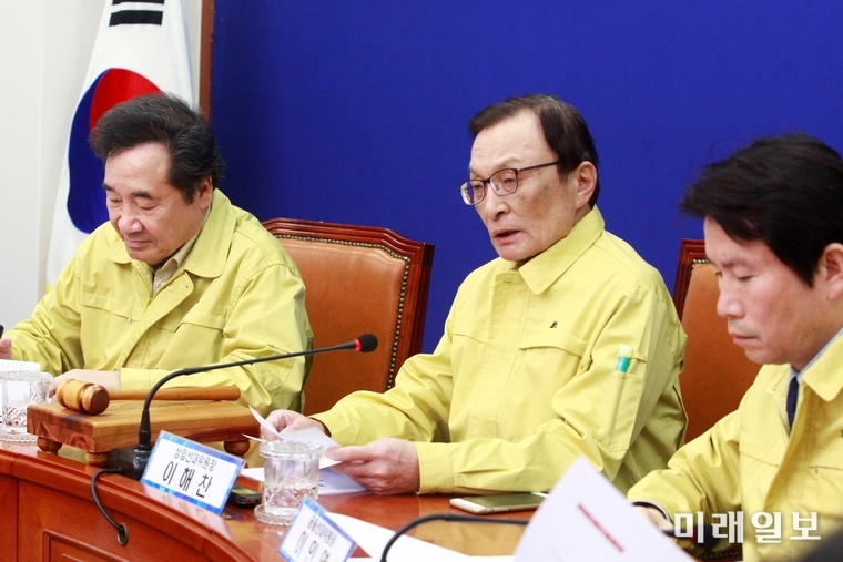 이해찬 더불어민주당 대표(가운데)가 16일 서울 여의도 국회에서 열린 '코로나19국난극복위원회 회의'에 참석해 현안관련 발언을 하고 있다./사진=장건섭 기자