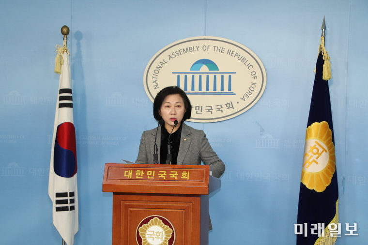 송옥주 더불어민주당 의원이 17일 오후 서울 여의도 국회 정론관에서 KBS 보도와 관련, 기자회견을 열고 있다./사진=송옥주 의원실 제공