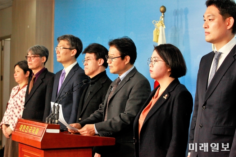 플랫폼정당 '시민을위하여' 우희종·최배근 공동대표가 18일 오후 서울 여의도 국회 정론관에서 가자환경당, 기본소득당, 시대전환, 가자평화인권당, 더불어민주당과 함께 '비례연합정당 협약'을 체결하고 6개의 정당이 하나의 비례연합정당 '더불어시민당'을 공식 출범하게 되었다며 기자회견을 하고 있다./사진=장건섭 기자