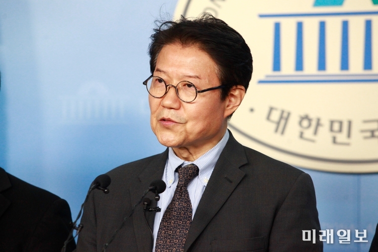 플랫폼정당 '시민을위하여' 우희종 공동대표가 18일 오후 서울 여의도 국회 정론관에서 기자회견을 열고 비례연합정당의 출범과 관련 발언하고 있다./사진=장건섭 기자