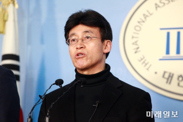 플랫폼정당 '시민을위하여' 최배근 공동대표가 18일 오후 서울 여의도 국회 정론관에서 기자회견을 열고 비례연합정당의 출범과 관련 발언하고 있다./사진=장건섭 기자