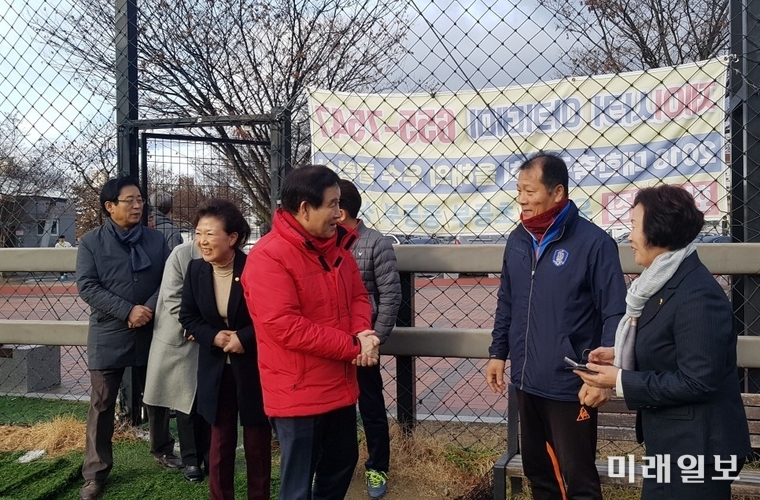 곽대훈 의원이 대구시 달서구 한 공원에서 구민들의 만나고 있다./사진=도민욱 기자