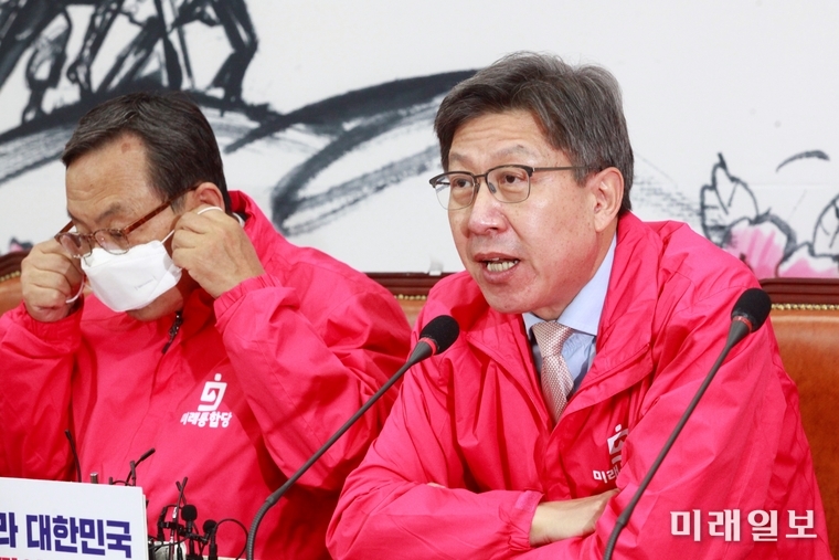 박형준 미래통합당 공동선대위원장이 23일 오전 서울 여의도 국회에서 열린 중앙선거대책위원회 첫 회의에서 모두발언을 하고 있다./사진=장건섭 기자