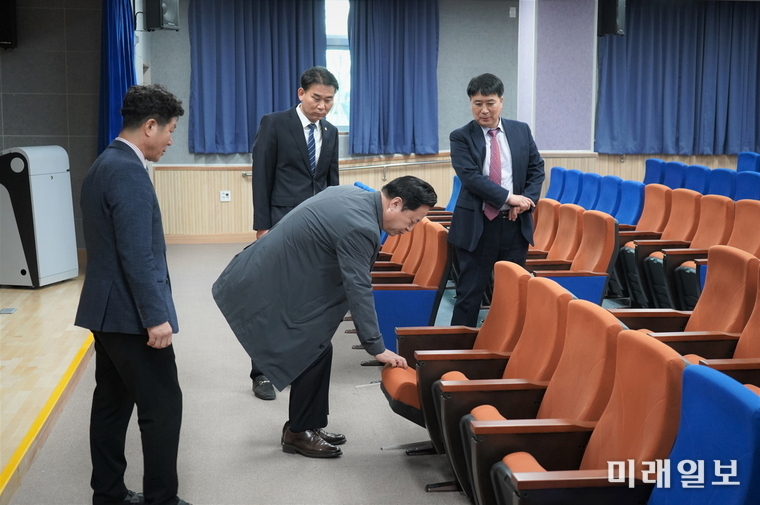 더불어민주당 양산시 을 국회의원 후보로 출마한 김두관 의원이 19일 양산시 동면 소재 금오초·중 통합학교를 방문, 석면 없는 학교, 통합학교 신설 공약과 함께 학교시설을 점검하고 있다./사진=김두관 의원실