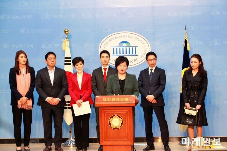 조수진 미래한국당 대변인이 25일 서울 여의도 국회 소통관에서 미래한국당 대변인단과 함께 첫 브리핑을 하고 있다. 사진은 김은희(왼쪽부터) 비례대표후보, 이철호 부대변인, 이익선 대변인, 김보람 대변인, 조수진 대변인, 남영호 대변인, 김예지 대변인./사진=장건섭 기자