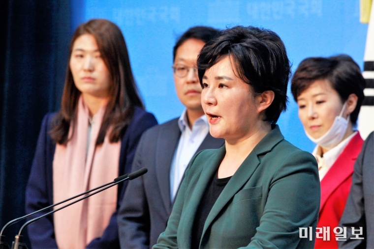 조수진 미래한국당 대변인이 25일 오후 서울 여의도 국회 소통관에서 미래한국당 대변인단과 함께 첫 브리핑을 하고 있다. 사진은 김은희(왼쪽부터) 비례대표후보, 이철호 부대변인, 조수진 대변인, 이익선 대변인/사진=장건섭 기자