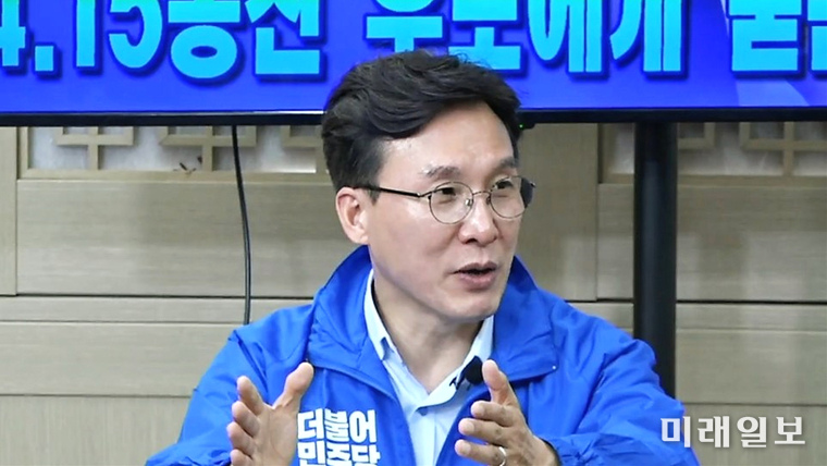 24일 오후 서울 영등포구 당산동 서울의소리 스트디오에서 진행된 제21대 4.15 국회의원 선거에서 더불어민주당 영등포을에 추마표를 던진 김민석 후보가 취재진의 질문에 답하고 있다./사진=인터넷언론인연대