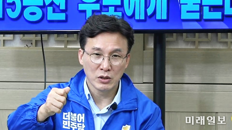 24일 오후 서울 영등포구 당산동 서울의소리 스트디오에서 진행된 제21대 4.15 국회의원 선거에서 더불어민주당 영등포을에 추마표를 던진 김민석 후보가 취재진의 질문에 답하고 있다./사진=인터넷언론인연대