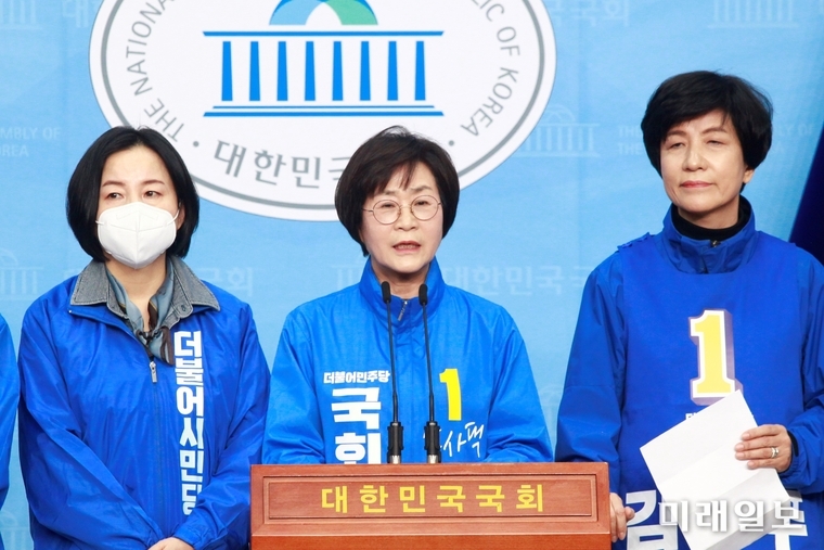 김상희 의원을 비롯한 더불어민주당 여성의원과 더불어시민당 비례대표 여성 후보들이 2일 오전 서울 여의도 국회 소통관에서 황교안 미래통합당 대표 사퇴를 촉구하는 기자회견을 하고 있다. 이들은 어제 황교안 대표가 텔레그램 N번방 가입자에 대해 "호기심으로 가입한 사람에 대해서는 판단이 다를 수 있다"는 발언을 규탄하며 사퇴를 촉구하고 있다./사진=장건섭 기자