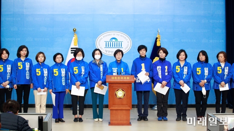 김상희 의원을 비롯한 더불어민주당 여성의원과 더불어시민당 비례대표 여성 후보들이 2일 오전 서울 여의도 국회 소통관에서 황교안 미래통합당 대표 사퇴를 촉구하는 기자회견을 하고 있다. 이들은 어제 황교안 대표가 텔레그램 N번방 가입자에 대해 "호기심으로 가입한 사람에 대해서는 판단이 다를 수 있다"는 발언을 규탄하며 사퇴를 촉구하고 있다./사진=장건섭 기자