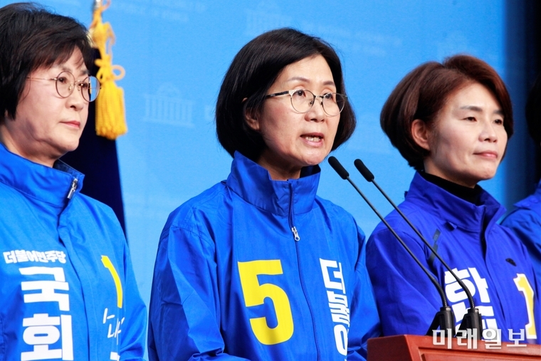 권인숙(가운데) 더불어시민당 비례대표 여성 후보가 2일 오전 서울 여의도 국회 소통관에서 황교안 대표 사퇴를 촉구하는 기자회견을 하고 있다. 권 후보는 어제 황교안 대표가 텔레그램 N번방 가입자에 대해 "호기심으로 가입한 사람에 대해서는 판단이 다를 수 있다"는 발언을 규탄하며 사퇴를 촉구했다./사진=장건섭 기자